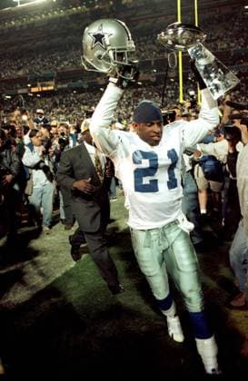 Superbowlsieger Deion Sanders (Dallas Cowboys) mit der Vince Lombardi Trophy - (TEM96012817) American Football Herren NFL 1995 1996, Superbowl XXX, Super Bowl, Finale, Endspiel Einzelbild Tempe Freude, American Football Herren NFL 1995 1996, Superbowl XXX, Super Bowl, Finale, Endspiel Einzelbild Tempe Freude,