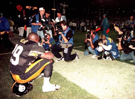 Randy Fuller (Pittsburgh Steelers) sitzt nach der Niederlage im Superbowlfinale 1995 1996 allein auf dem Platz des Geschehens und lässt sich auch nicht von den Fotografen stören -  (TEM96012821) American Football Herren NFL 1995 1996, Superbowl XXX, Super Bowl, Finale, Endspiel Gruppe Tempe Enttäuschung, American Football Herren NFL 1995 1996, Superbowl XXX, Super Bowl, Finale, Endspiel Gruppe Tempe Enttäuschung,