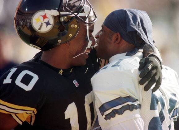 Superbowlsieger Deion Sanders (Dallas Cowboys, re.) nimmt die Glückwünsche von Kordell Stewart (Pittsburgh Steelers) entgegen -  (TEM96012827) American Football Herren NFL 1995 1996, Superbowl XXX, Super Bowl, Finale, Endspiel, Dallas Cowboys - Pittsburgh Steelers Gruppe Tempe American Football Herren NFL 1995 1996, Superbowl XXX, Super Bowl, Finale, Endspiel, Dallas Cowboys - Pittsburgh Steelers Gruppe Tempe