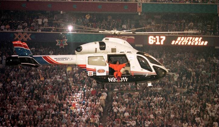 Sängerin Diana Ross (USA) kommt zum Superbowlfinale 1995 1996 in einem Helikopter geflogen -  (TEM96012826) American Football Herren NFL 1995 1996, Superbowl XXX, Super Bowl, Finale, Endspiel, Totale Tempe American Football Herren NFL 1995 1996, Superbowl XXX, Super Bowl, Finale, Endspiel, Totale Tempe