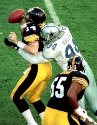 Neil O Donnell (Pittsburgh Steelers, li.) gegen Charles Haley (Dallas Cowboys) -  (TEM96012808) American Football Herren NFL 1995 1996, Superbowl XXX, Super Bowl, Finale, Endspiel, Dallas Cowboys - Pittsburgh Steelers Gruppe Tempe American Football Herren NFL 1995 1996, Superbowl XXX, Super Bowl, Finale, Endspiel, Dallas Cowboys - Pittsburgh Steelers Gruppe Tempe