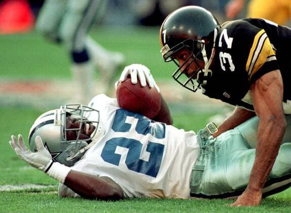 Emmitt Smith (Dallas Cowboys, li.) am Boden -  (TEM96012809) American Football Herren NFL 1995 1996, Superbowl XXX, Super Bowl, Finale, Endspiel, Dallas Cowboys - Pittsburgh Steelers Gruppe Tempe American Football Herren NFL 1995 1996, Superbowl XXX, Super Bowl, Finale, Endspiel, Dallas Cowboys - Pittsburgh Steelers Gruppe Tempe