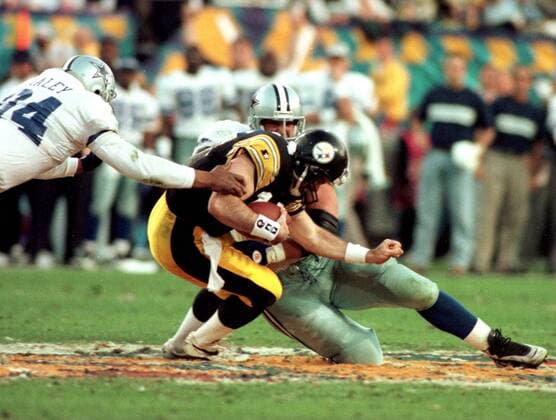 Neil O Donnell (Pittsburgh Steelers, Mitte) gegen Chad Hennings (hi.) und Charles Haley (beide Dallas Cowboys) -  (TEM96012813) American Football Herren NFL 1995 1996, Superbowl XXX, Super Bowl, Finale, Endspiel, Dallas Cowboys - Pittsburgh Steelers Gruppe Tempe Dynamik, American Football Herren NFL 1995 1996, Superbowl XXX, Super Bowl, Finale, Endspiel, Dallas Cowboys - Pittsburgh Steelers Gruppe Tempe Dynamik,