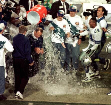 Dallas Cowboys sind Superbowlsieger 1995 1996 - Trainer Barry Switzer bekommt kurz vor Spielende von seinen Spielern eine Wasserdusche verpasst -  (TEM96012816) American Football Herren NFL 1995 1996, Superbowl XXX, Super Bowl, Finale, Endspiel, Dallas Cowboys Gruppe Tempe Freude, American Football Herren NFL 1995 1996, Superbowl XXX, Super Bowl, Finale, Endspiel, Dallas Cowboys Gruppe Tempe Freude,