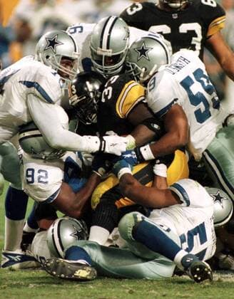 Teamtackle Dallas Cowboys (weiß) gegen Pittsburgh Steelers -  (TEM96012825) American Football Herren NFL 1995 1996, Superbowl XXX, Super Bowl, Finale, Endspiel, Dallas Cowboys - Pittsburgh Steelers Gruppe Tempe Dynamik, Kampf, American Football Herren NFL 1995 1996, Superbowl XXX, Super Bowl, Finale, Endspiel, Dallas Cowboys - Pittsburgh Steelers Gruppe Tempe Dynamik, Kampf,