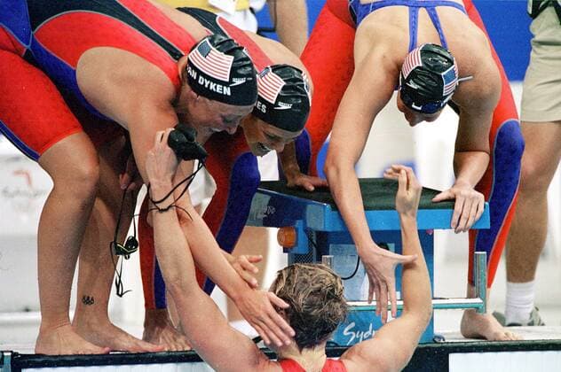 4 x 100 Meter Olympiasieger 2000 USA, v.li. Amy van Dyken, Dara Torres, Jenny Thompson und Courtney Shealy - (Icon5940011) Schwimmen OS Sommer Damen Olympische Spiele 2000 Sommerspiele Vneg quer Gruppe Sydney Freude, Schwimmen OS Sommer Damen Olympische Spiele 2000 Sommerspiele Vneg quer Gruppe Sydney Freude, EDITORIAL USE ONLY