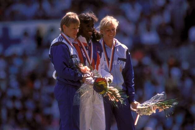 Siegerehrung Siebenkampf der Olympischen Spiele 1988 - v.li.: Sabine John (DDR), Olympiasiegerin Jackie Joyner Kersee (USA), Anke Vater Behmer (DDR) Leichtathletik OS Sommer Damen Olympische Spiele Seoul 1988, Sommerspiele Gruppe Seoul Freude, Leichtathletik OS Sommer Damen Olympische Spiele Seoul 1988, Sommerspiele Gruppe Seoul Freude,