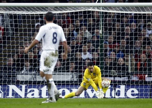 Torwart Scott Carson (England) kassiert aufgrund eines Fehlers ein Gegentor - EDITORIAL USE ONLY. No use with unauthorised audio, video, data, fixture lists, club league logos or live services. Online in-match use limited to 120 images, no video emulation. No use in betting, games or single club league player publications. Fußball Länderspiel Herren EM Qualifikation 2007, Nationalmannschaft, Nationaltrikot Gruppe London Fußball Länderspiel Herren EM Qualifikation 2007, Nationalmannschaft, Nationaltrikot Gruppe London
