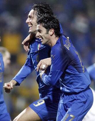 Luca Toni (li.) und Raffaele Palladino (beide Italien) - Torjubel -  Fußball Länderspiel Herren EM Qualifikation 2007, Nationalteam, Nationaltrikot, Gruppe Modena Freude, Fußball Länderspiel Herren EM Qualifikation 2007, Nationalteam, Nationaltrikot, Gruppe Modena Freude,