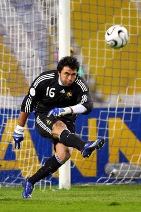 Torwart Sebastien Frey (Frankreich) - Abstoß -  (pan23280) Fußball Länderspiel Herren EM Qualifikation 2007, Nationalmannschaft, Nationaltrikot Einzelbild Kiew Dynamik, Fußball Länderspiel Herren EM Qualifikation 2007, Nationalmannschaft, Nationaltrikot Einzelbild Kiew Dynamik, 