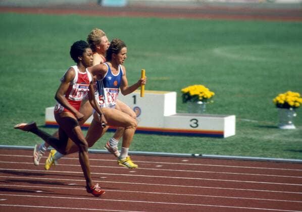 4x100m Finale - Marlies Göhr (DDR, re.) knapp vor Evelyn Ashford (USA, li.) und Natalia Pomochtchnikova (Sowjetunion) Leichtathletik OS Sommer Damen Olympische Spiele Seoul 1988, Sommerspiele, Nationaltrikot Gruppe Seoul Dynamik, Leichtathletik OS Sommer Damen Olympische Spiele Seoul 1988, Sommerspiele, Nationaltrikot Gruppe Seoul Dynamik,