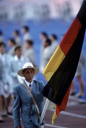 Fahnenträger Manfred Klein (Deutschland Steuermann Deutschlandachter) - Einmarsch zur Eröffnungsfeier der Olympischen Sommerspiele 1992 Rudern OS Sommer Herren Olympische Spiele 1992, Sommerspiele Eröffnung Zeremonie Feier Veranstaltung Vneg Einzelbild Barcelona Rudern OS Sommer Herren Olympische Spiele 1992, Sommerspiele Eröffnung Zeremonie Feier Veranstaltung Vneg Einzelbild Barcelona