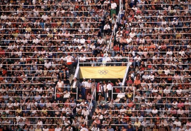 Voll besetzte Tribüne des Olympiastadions in Barcelona während der Leichtathletikwettbewerbe Leichtathletik OS Sommer Herren Olympische Spiele 1992, Sommerspiele Vneg Totale Olympiastadion Barcelona Leichtathletik OS Sommer Herren Olympische Spiele 1992, Sommerspiele Vneg Totale Olympiastadion Barcelona