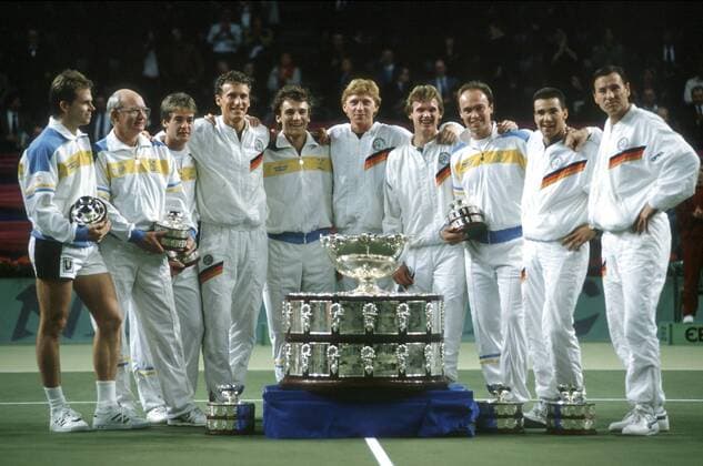 Deutschland gewinnt den Daviscup 1989 vor Schweden, v.re.: Teamchef Niki Pilic, Carl Uwe Steeb (beide Deutschland), Jan Gunnarsson (Schweden), Eric Jelen , Boris Becker, (beide Deutschland), Mats Wilander (Schweden), Patrik Kühnen (Deutschland).... Tennis Herren Davis Cup 1989, Daviscup, Totale Stuttgart Tennis Herren Davis Cup 1989, Daviscup, Totale Stuttgart