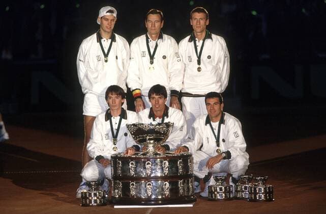 Daviscupsieger Deutschland, vorn v.re.: Carl Uwe Steeb, Michael Stich, Bernd Karbacher, hi.v.re.: Patrik Kühnen, Teamkapitän Niki Pilic, Marc Kevin Goellner Tennis Herren Davis Cup 1993, Daviscup Gruppe Düsseldorf Tennis Herren Davis Cup 1993, Daviscup Gruppe Düsseldorf