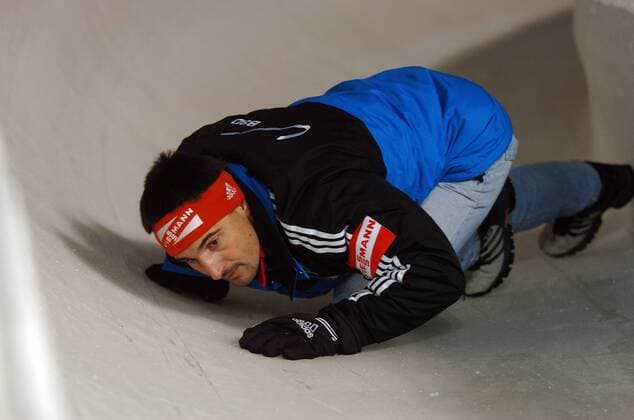 Georg Hackl (Deutschland) inspiziert vor dem Weltcuprennen in Altenberg akribisch die Eisbahn Rennrodeln Herren Weltcup 2004 2005, Welt Cup, Worldcup, World, WC, Rodeln, Rennschlitten, Rennschlittensport Einzelbild Altenberg Rennrodeln Herren Weltcup 2004 2005, Welt Cup, Worldcup, World, WC, Rodeln, Rennschlitten, Rennschlittensport Einzelbild Altenberg