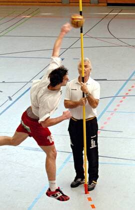 Sebastian Faißt (Deutschland U20, li.) und Co Trainer Wolfgang Sommerfeld beim Sprungwurftraining Handball Herren Trainingslager 2007, Nationalmannschaft, U 20, Junioren, Faisst o0 Sprungwurf Gruppe o0 Equipment Wurftraining Wurfhöhe Torwurftraining Herrsching o0 Messung Torwurf Handball Herren Trainingslager 2007, Nationalmannschaft, U 20, Junioren, Faisst o0 Sprungwurf Gruppe o0 Equipment Wurftraining Wurfhöhe Torwurftraining Herrsching o0 Messung Torwurf