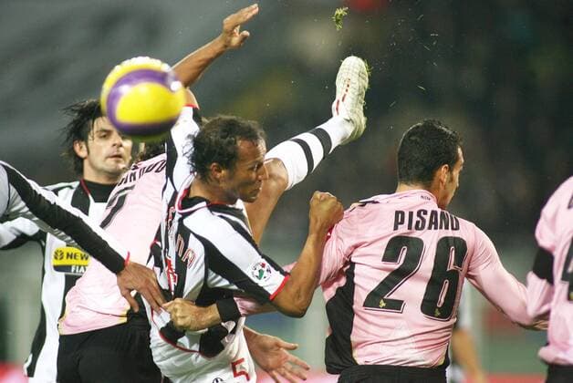 Jonathan Zebina (Juventus Turin, 2.v.re.) gegen Marco Pisano (Palermo, re.) - Fußball Herren Serie A 2007 2008, 1. Italienische Liga, Juventus Turin - US Palermo Calcio 5:0, Juve Gruppe Turin Dynamik, Kampf Fußball Herren Serie A 2007 2008, 1. Italienische Liga, Juventus Turin - US Palermo Calcio 5:0, Juve Gruppe Turin Dynamik, Kampf