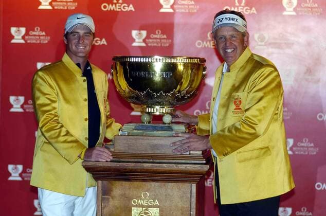 Die Weltmeister Marc Warren (li.) und Colin Montgomerie (beide Schottland) mit ihrer Trophäe -  (IMC200711250166) Golf WM Herren Mission Hills World Cup 2007, Gruppe Shenzhen Freude, Golf WM Herren Mission Hills World Cup 2007, Gruppe Shenzhen Freude,