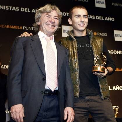 Jorge Lorenzo (re.) freut sich mit der Motorradlegende Angel Nieto (beide Spanien) über seine Wahl durch Radio Punto zur Persönlichkeit des Jahres 2007 (Kategorie Motorsport) - - NOxONLINExUSE Motorsport Herren Protagonistas del Ano 2007, Persönlichkeiten des Jahres, Ehrung, Auszeichnung, Sportlerehrung Gruppe Generationswechsel Barcelona Freude, Motorsport Herren Protagonistas del Ano 2007, Persönlichkeiten des Jahres, Ehrung, Auszeichnung, Sportlerehrung Gruppe Generationswechsel Barcelona Freude,
