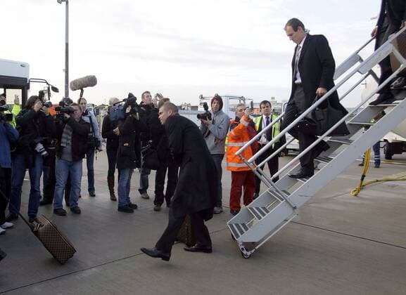 Pepe (li.) und Arjen Robben (beide Real Madrid) werden nach ihrer Ankunft auf dem Bremer Flughafen von den anwesenden Kamerateams in Empfang genommen -  - NOxONLINExUSE Fußball EC 1 Herren Champions League 2007 2008, Real Madrid CF, Ankunft, Flughafen Totale Bremen Fußball EC 1 Herren Champions League 2007 2008, Real Madrid CF, Ankunft, Flughafen Totale Bremen