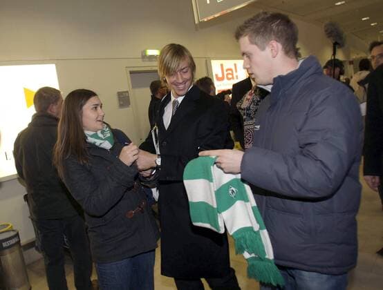 Guti (Real Madrid, Mitte) erfüllt jugendlichen Fans von Werder Bremen Autogrammwünsche -  - NOxONLINExUSE Fußball EC 1 Herren Champions League 2007 2008, Real Madrid CF, Ankunft, Gruppe Bremen Fußball EC 1 Herren Champions League 2007 2008, Real Madrid CF, Ankunft, Gruppe Bremen