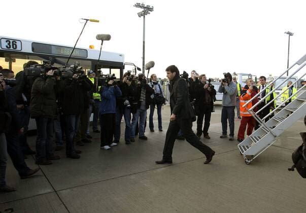 Ruud van Nistelrooy (Real Madrid, vorn) wird bei seiner Ankunft auf dem Bremer Flughafen von zahlreichen Kamerateams in Empfang genommen -  - NOxONLINExUSE Fußball EC 1 Herren Champions League 2007 2008, Real Madrid CF, Ankunft, Totale Bremen Fußball EC 1 Herren Champions League 2007 2008, Real Madrid CF, Ankunft, Totale Bremen
