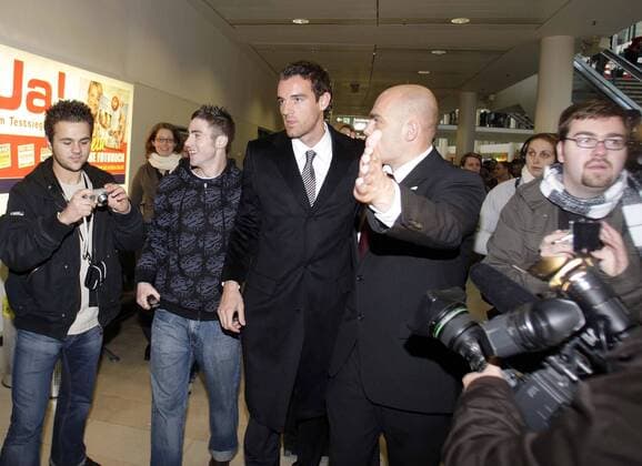 Christoph Metzelder (Real Madrid, Mitte) bei seiner Ankunft am Bremer Flughafen -  - NOxONLINExUSE Fußball EC 1 Herren Champions League 2007 2008, Real Madrid CF, Ankunft, Gruppe Bremen Fußball EC 1 Herren Champions League 2007 2008, Real Madrid CF, Ankunft, Gruppe Bremen