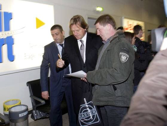 Trainer Bernd Schuster (Real Madrid, Mitte) gibt Autogramme bei seiner Ankunft am Bremer Flughafen -  - NOxONLINExUSE Fußball EC 1 Herren Champions League 2007 2008, Real Madrid CF, Ankunft, Gruppe Bremen Fußball EC 1 Herren Champions League 2007 2008, Real Madrid CF, Ankunft, Gruppe Bremen