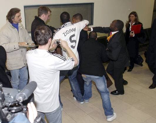Robinho (Real Madrid, Mitte) wird bei seiner Ankunft am Bremer Flughafen von Fans bedrängt -  - NOxONLINExUSE Fußball EC 1 Herren Champions League 2007 2008, Real Madrid CF, Ankunft Gruppe Bremen Fußball EC 1 Herren Champions League 2007 2008, Real Madrid CF, Ankunft Gruppe Bremen
