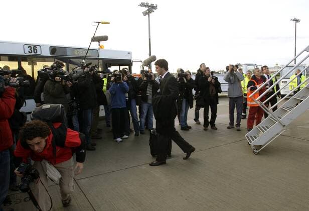 Gonzalo Higuain (Real Madrid) bei seiner Ankunft auf dem Bremer Flughafen -  - NOxONLINExUSE Fußball EC 1 Herren Champions League 2007 2008, Real Madrid CF, Ankunft Totale Bremen Fußball EC 1 Herren Champions League 2007 2008, Real Madrid CF, Ankunft Totale Bremen
