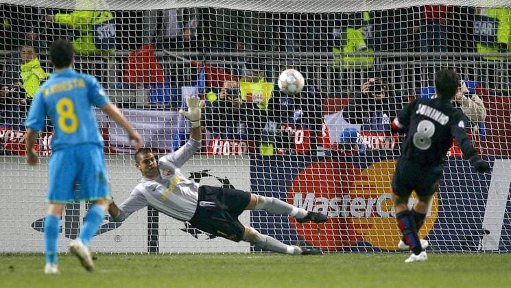 Torwart Victor Valdes (FC Barcelona) ist machtlos gegen den Elfmeter von Juninho Pernambucano (Lyon, re.) -  - NOxONLINExUSE Fußball EC 1 Herren Champions League 2007 2008, Olympique Lyonnais - FC Barcelona 2:2, Barca, OL Gruppe Lyon Dynamik, Fußball EC 1 Herren Champions League 2007 2008, Olympique Lyonnais - FC Barcelona 2:2, Barca, OL Gruppe Lyon Dynamik,