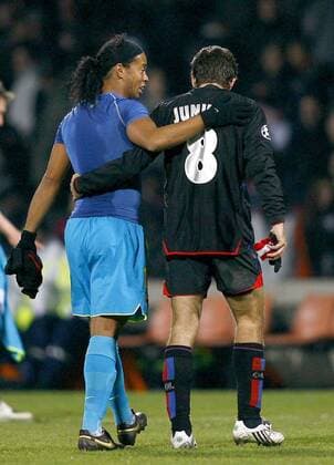 Ronaldinho (FC Barcelona, li.) im Gespräch mit Landsmann Juninho Pernambucano (Lyon) -  - NOxONLINExUSE Fußball EC 1 Herren Champions League 2007 2008, Olympique Lyonnais - FC Barcelona 2:2, Barca, OL Gruppe Lyon Kameradschaft, Fußball EC 1 Herren Champions League 2007 2008, Olympique Lyonnais - FC Barcelona 2:2, Barca, OL Gruppe Lyon Kameradschaft,