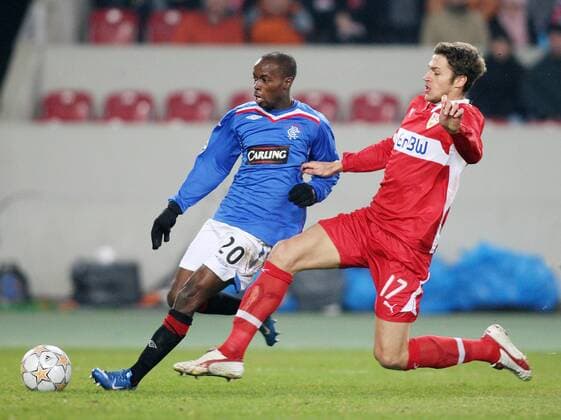 Matthieu Delpierre (Stuttgart, re.) gegen DaMarcus Beasley (Glasgow Rangers) Fußball EC 1 Herren Champions League 2007 2008, VfB Stuttgart - Glasgow Rangers 3:2 Gruppe Stuttgart Dynamik, Fußball EC 1 Herren Champions League 2007 2008, VfB Stuttgart - Glasgow Rangers 3:2 Gruppe Stuttgart Dynamik,