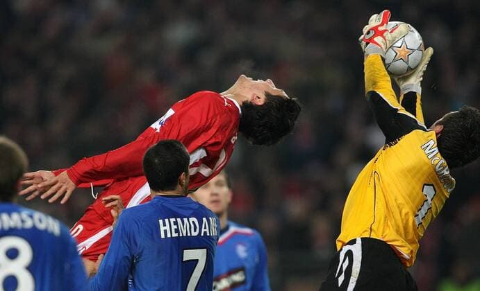 Ciprian Marica (Stuttgart, li.) gegen Torwart Allan McGregor (Glasgow Rangers) Fußball EC 1 Herren Champions League 2007 2008, VfB Stuttgart - Glasgow Rangers 3:2 Gruppe Stuttgart Dynamik, Abwehr Fußball EC 1 Herren Champions League 2007 2008, VfB Stuttgart - Glasgow Rangers 3:2 Gruppe Stuttgart Dynamik, Abwehr