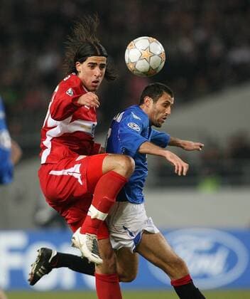 Sami Khedira (Stuttgart, li.) gegen Brahim Hemdani (Glasgow Rangers) Fußball EC 1 Herren Champions League 2007 2008, VfB Stuttgart - Glasgow Rangers 3:2 Gruppe Stuttgart Dynamik, Fußball EC 1 Herren Champions League 2007 2008, VfB Stuttgart - Glasgow Rangers 3:2 Gruppe Stuttgart Dynamik,