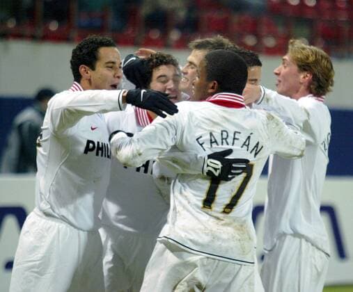 Torschütze Jefferson Farfan (Eindhoven, vorn) wird von seinen Teamkollegen geherzt -  Fußball EC 1 Herren Champions League 2007 2008, PSV Eindhoven Gruppe Moskau Begeisterung, Freude, Fußball EC 1 Herren Champions League 2007 2008, PSV Eindhoven Gruppe Moskau Begeisterung, Freude,