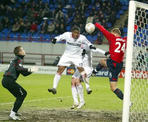 Jefferson Farfan (Eindhoven, Mitte) erzielt per Kopf das 1:0 gegen Vasiliy Berezutskiy (re.) und Torwart Igor Akinfeev (beide ZSKA Moskau) -  Fußball EC 1 Herren Champions League 2007 2008, ZSKA Moskau - PSV Eindhoven 0:1 Gruppe Moskau Dynamik, Fußball EC 1 Herren Champions League 2007 2008, ZSKA Moskau - PSV Eindhoven 0:1 Gruppe Moskau Dynamik,