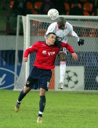 Eduardo Alcides (Eindhoven, re.) gegen Dawid Janczyk (ZSKA Moskau) -  Fußball EC 1 Herren Champions League 2007 2008, ZSKA Moskau - PSV Eindhoven 0:1 Gruppe Moskau Dynamik, Höhe, Fußball EC 1 Herren Champions League 2007 2008, ZSKA Moskau - PSV Eindhoven 0:1 Gruppe Moskau Dynamik, Höhe,