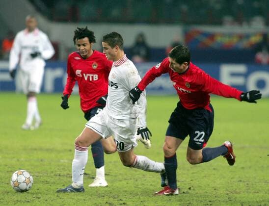 Ibrahim Afellay (Eindhoven, Mitte) gegen Ramon (li.) und Evgeniy Aldonin (beide ZSKA Moskau) -  Fußball EC 1 Herren Champions League 2007 2008, ZSKA Moskau - PSV Eindhoven 0:1 Gruppe Moskau Dynamik, Fußball EC 1 Herren Champions League 2007 2008, ZSKA Moskau - PSV Eindhoven 0:1 Gruppe Moskau Dynamik,