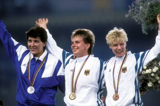 Siegerehrung Speerwerfen der Olympischen Spiele 1992, v.li.: Natalja Shikolenko (Weißrußland), Olympiasiegerin Silke Renk, Karen Forkel (beide Deutschland) Leichtathletik OS Sommer Damen Olympische Spiele Barcelona 1992, Sommerspiele, Gruppe Aufnahmedatum geschätzt Barcelona Freude, Leichtathletik OS Sommer Damen Olympische Spiele Barcelona 1992, Sommerspiele, Gruppe Aufnahmedatum geschätzt Barcelona Freude,