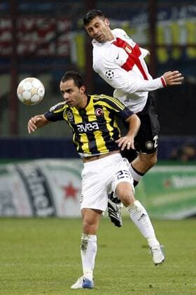 Semih Sentürk (Fenerbahce, li.) gegen Walter Samuel (Inter Mailand) -  Fußball EC 1 Herren Champions League 2007 2008, FC Internazionale Mailand - Fenerbahce Istanbul 3:0 Gruppe Mailand Dynamik, Fußball EC 1 Herren Champions League 2007 2008, FC Internazionale Mailand - Fenerbahce Istanbul 3:0 Gruppe Mailand Dynamik,