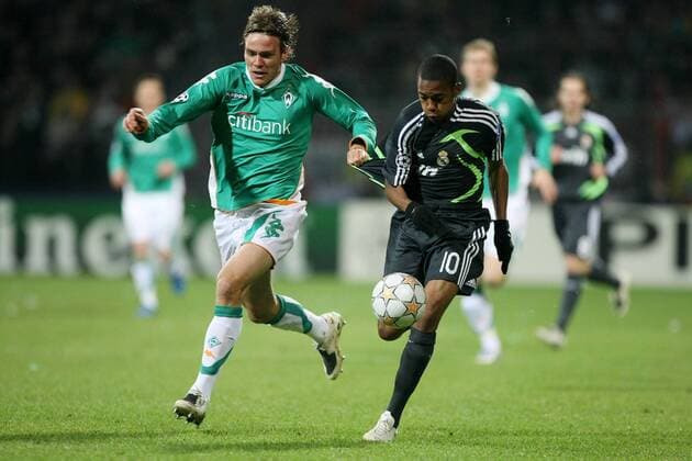 Clemens Fritz (Bremen, li.) gegen Robinho (Real Madrid) Fußball EC 1 Herren Champions League 2007 2008, SV Werder Bremen - Real Madrid CF 3:2 Gruppe Bremen Dynamik, Fußball EC 1 Herren Champions League 2007 2008, SV Werder Bremen - Real Madrid CF 3:2 Gruppe Bremen Dynamik,