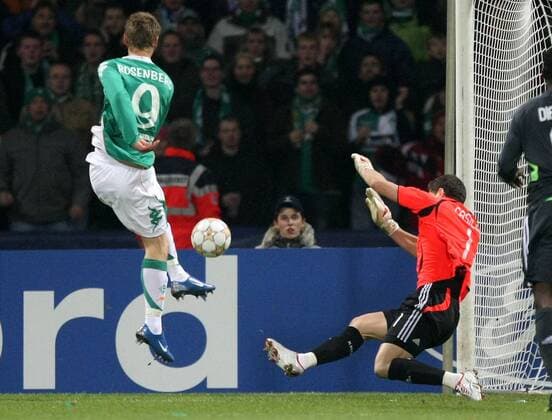 Markus Rosenberg (Bremen, li.) erzielt das 1:0 gegen Torwart Iker Casillas (Real Madrid) Fußball EC 1 Herren Champions League 2007 2008, SV Werder Bremen - Real Madrid CF 3:2 Gruppe Bremen Dynamik, Fußball EC 1 Herren Champions League 2007 2008, SV Werder Bremen - Real Madrid CF 3:2 Gruppe Bremen Dynamik,