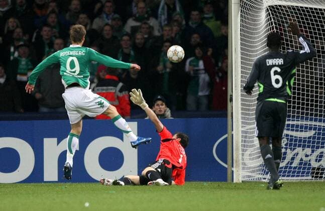 Markus Rosenberg (Bremen, li.) erzielt das 1:0 gegen Torwart Iker Casillas (Real Madrid) Fußball EC 1 Herren Champions League 2007 2008, SV Werder Bremen - Real Madrid CF 3:2 Gruppe Bremen Dynamik, Fußball EC 1 Herren Champions League 2007 2008, SV Werder Bremen - Real Madrid CF 3:2 Gruppe Bremen Dynamik,