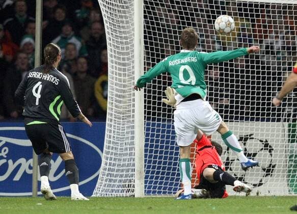 Markus Rosenberg (Bremen, re.) erzielt gegen Torwart Iker Casillas (hi.) das 1:0, daneben Sergio Ramos (beide Real Madrid) Fußball EC 1 Herren Champions League 2007 2008, SV Werder Bremen - Real Madrid CF 3:2 Gruppe Bremen Fußball EC 1 Herren Champions League 2007 2008, SV Werder Bremen - Real Madrid CF 3:2 Gruppe Bremen
