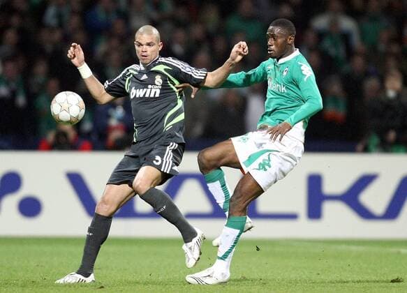 Pepe (Real Madrid, li.) gegen Boubacar Sanogo (Bremen) Fußball EC 1 Herren Champions League 2007 2008, SV Werder Bremen - Real Madrid CF 3:2 Gruppe Bremen Fußball EC 1 Herren Champions League 2007 2008, SV Werder Bremen - Real Madrid CF 3:2 Gruppe Bremen