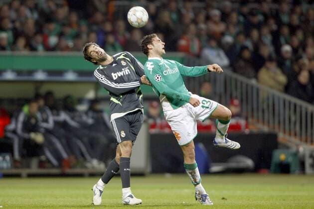 Dusko Tosic (Bremen, re.) gegen Ruud van Nistelrooy (Real Madrid) Fußball EC 1 Herren Champions League 2007 2008, SV Werder Bremen - Real Madrid CF Gruppe Bremen Dynamik, Fußball EC 1 Herren Champions League 2007 2008, SV Werder Bremen - Real Madrid CF Gruppe Bremen Dynamik,