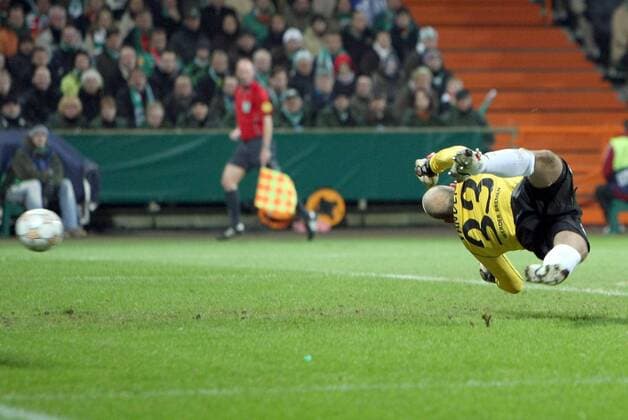 Torwart Christian Vander (Bremen) - Hechtsprung Fußball EC 1 Herren Champions League 2007 2008, SV Werder Bremen Einzelbild Bremen Dynamik, Fußball EC 1 Herren Champions League 2007 2008, SV Werder Bremen Einzelbild Bremen Dynamik,