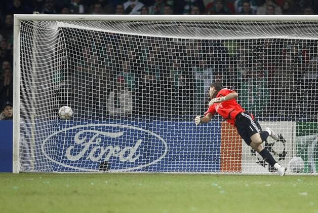 Torwart Iker Casillas (Real Madrid) kassiert das 2:1 Fußball EC 1 Herren Champions League 2007 2008, Real Madrid CF Einzelbild Bremen Dynamik, Fußball EC 1 Herren Champions League 2007 2008, Real Madrid CF Einzelbild Bremen Dynamik,